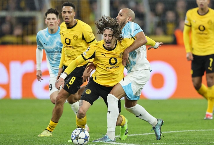 Hai lần dẫn trước vẫn mất điểm, Dortmund tự làm khó mình tại Champions League