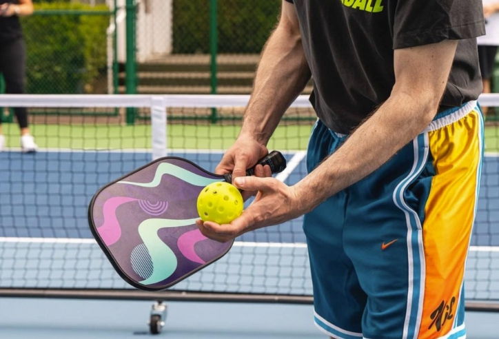 Người đàn ông ngã từ tầng 3 vì cố nhặt bóng pickleball