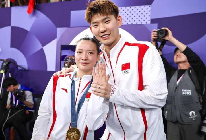 Vừa giành HCV Olympic, tay vợt Trung Quốc được cầu hôn ngay trên sân