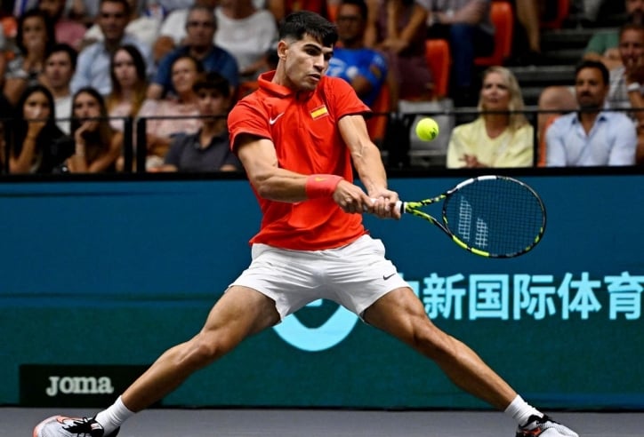 Đối thủ bỏ cuộc, Alcaraz đưa Tây Ban Nha đến chiến thắng đầu tiên tại Davis Cup Finals 2024