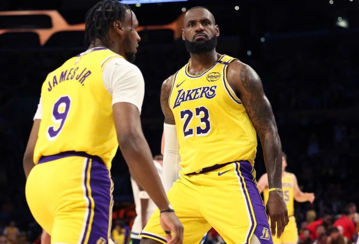 LeBron James và con trai tạo nên lịch sử 'có một không hai' tại NBA