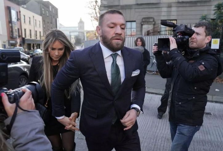 Conor McGregor bị người hâm mộ quay lưng