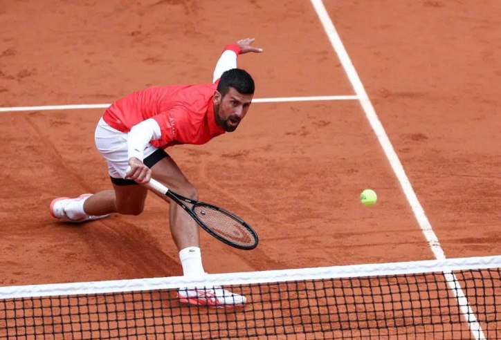 Djokovic bực mình vì thời tiết