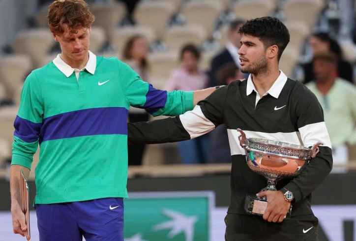 Alcaraz áp sát Sinner, Djokovic tiếp tục tụt hạng