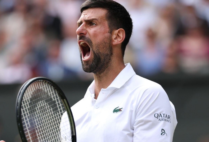 Djokovic thoát hiểm vào tứ kết Wimbledon, Sinner thắng nhờ đối thủ bỏ cuộc