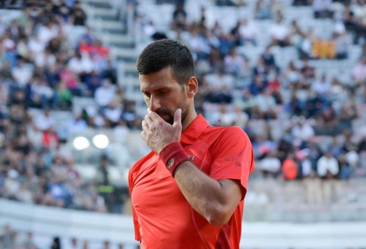 Novak Djokovic đổ máu khi đang giao lưu với NHM