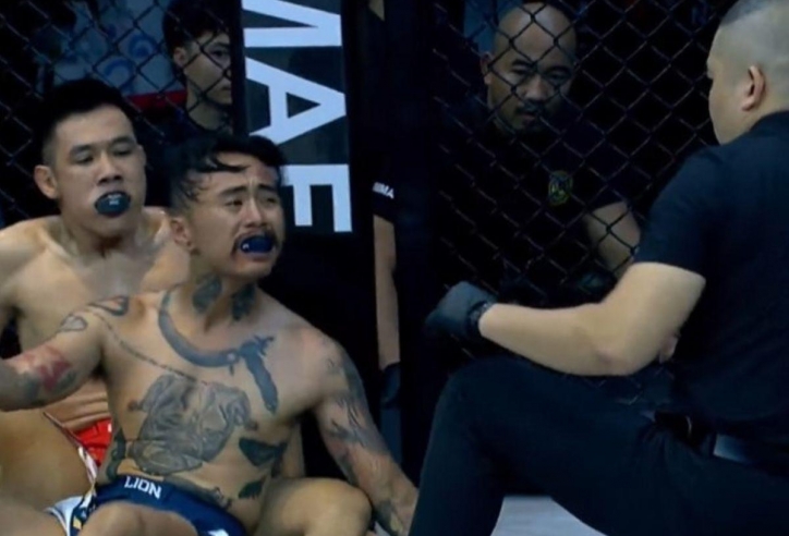 Đang đấu quyết liệt, trọng tài MMA Việt Nam bắt dừng trận đấu vì... tưởng thua