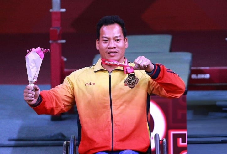 Lực sĩ Lê Văn Công, Châu Hoàng Tuyết Loan cầm cờ ở Lễ khai mạc Paralympic 2024