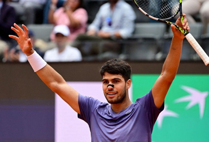 Alcaraz nhọc nhằn lọt tứ kết Rome Masters 2025