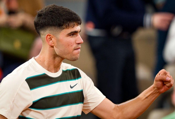Trình làng tóc mới, Alcaraz thắng đậm ở vòng 2 Roland Garros 2025