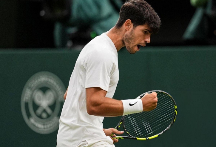 Alcaraz lọt tứ kết Wimbledon bằng chiến thắng thứ 23 liên tiếp