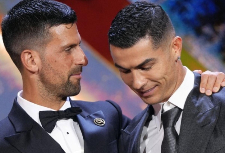 Djokovic được Ronaldo hết lời khen ngợi, trao tay giải thưởng danh giá