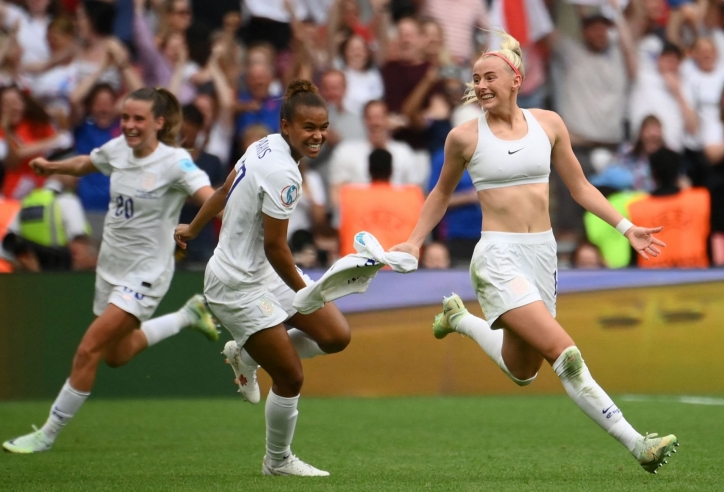 Phấn khích tột độ, sao nữ tuyển Anh cởi áo lộ 'điểm nhạy cảm' ăn mừng chức vô địch Euro