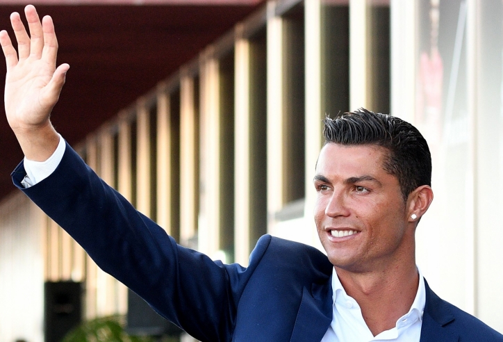 Ronaldo báo tin cực vui tới NHM trước cuộc đụng độ với Brentford