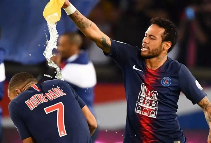 VIDEO: Cận cảnh Mbappe sút bóng quá kém, thua xa đàn anh Neymar