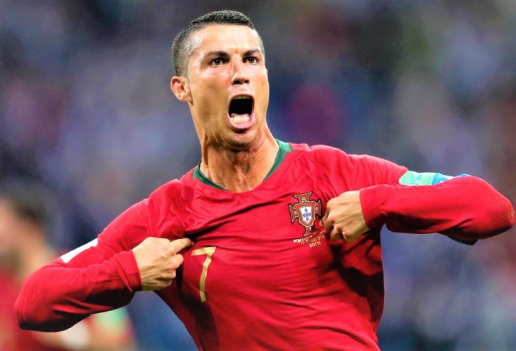 Giúp MU chiến thắng, Ronaldo nhận 'quà lớn' từ 'đàn em Messi'
