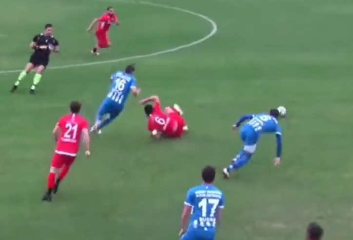 VIDEO: Cầu thủ 'tỷ thí võ công' ngay trên sân bóng