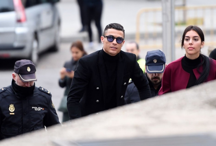 Ronaldo thể hiện tư chất quý ông khiến triệu fan 'ấm lòng'