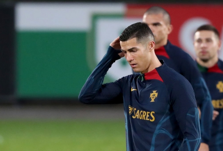 VIDEO: Ronaldo bị hắt hủi thậm tệ ngay trước thềm World Cup 2022