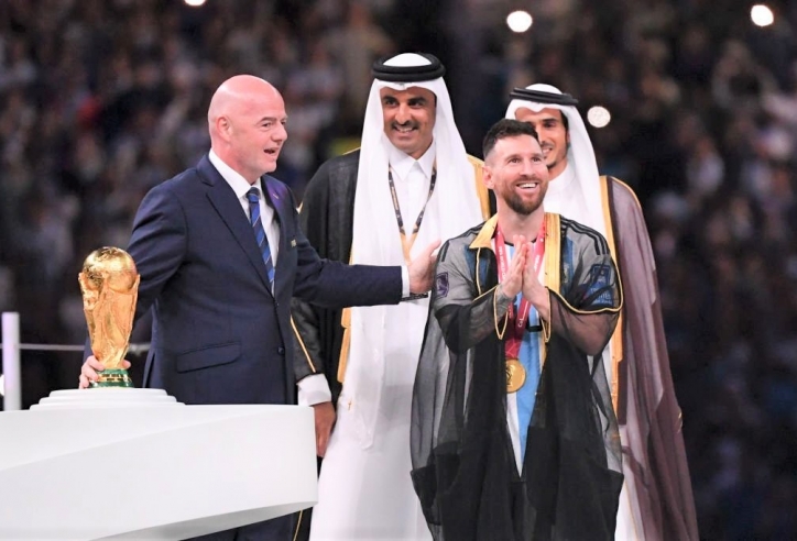 Qatar giải thích lý do Messi mặc 'hoàng bào' khi nâng cúp vô địch