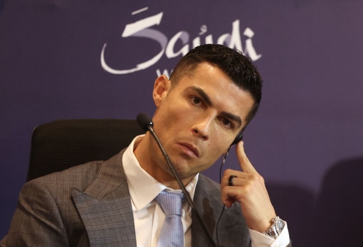Cristiano Ronaldo rơi vào tình huống khó xử trong ngày ra mắt Al Nassr