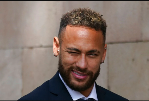 Neymar nhận 'mưa gạch đá' từ CĐV PSG