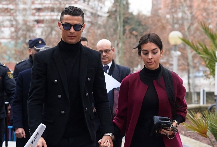 Nghe lời bạn gái, Ronaldo rời Al Nassr để gia nhập bến đỗ trong mơ?