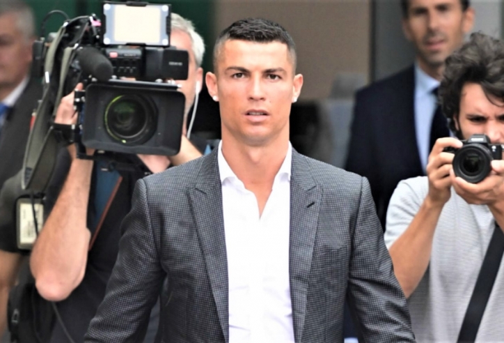 Ronaldo bất ngờ có ngoại hình khác lạ khiến hàng triệu fan 'vỡ òa'