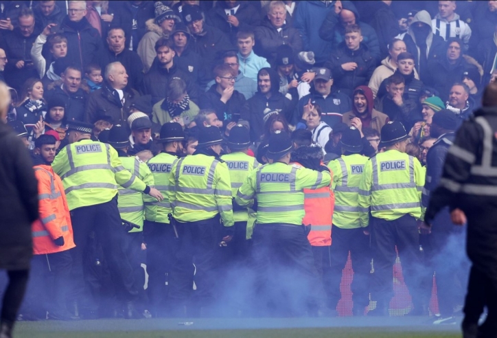Trận đấu tại FA Cup bị tạm hoãn vì đám đông gây rối