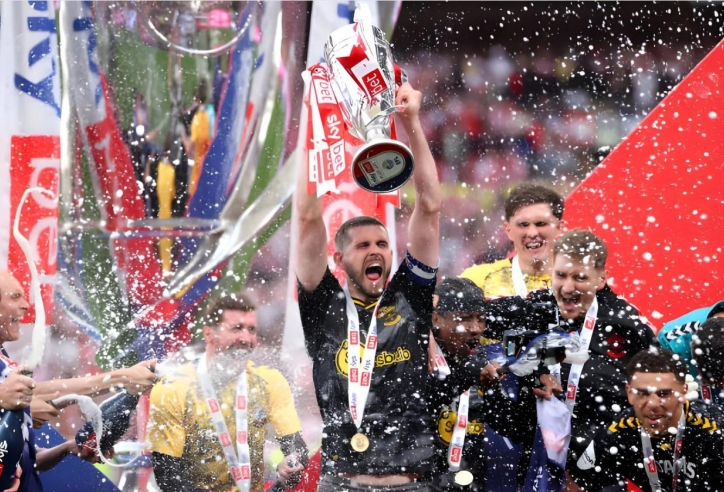 Southampton 'ăn đẫm tiền' khi trở lại Ngoại hạng Anh