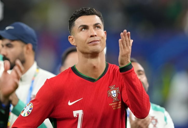Ronaldo sau 'ngàn chông gai', vẫn làm 1 điều khiến tất cả ấm lòng!