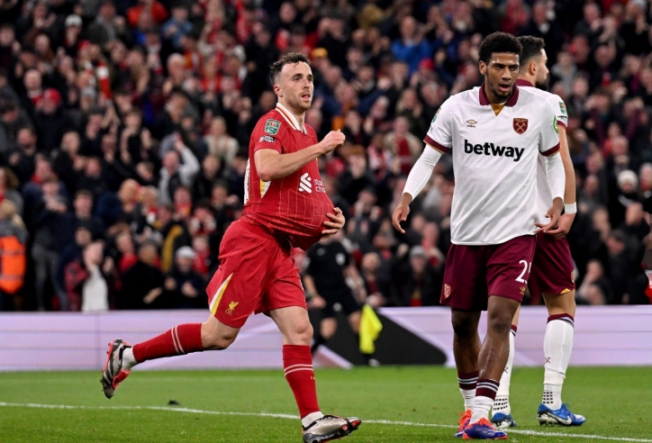 Hàng công thăng hoa, Liverpool nhấm chìm West Ham tại Carabao Cup