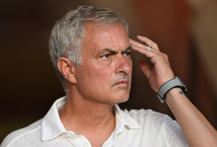 Mourinho nhận thẻ vàng theo cách độc nhất vô nhị