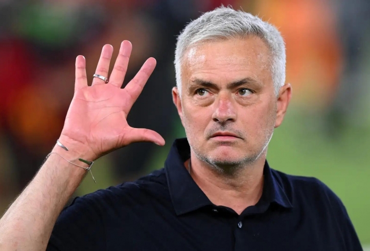 HLV Jose Mourinho lên tiếng cáo buộc UEFA