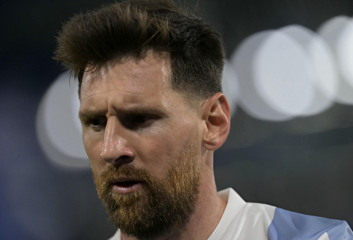 Messi nối cáu với hậu vệ Peru: 'Cậu làm gì vậy, đồ ngốc?'