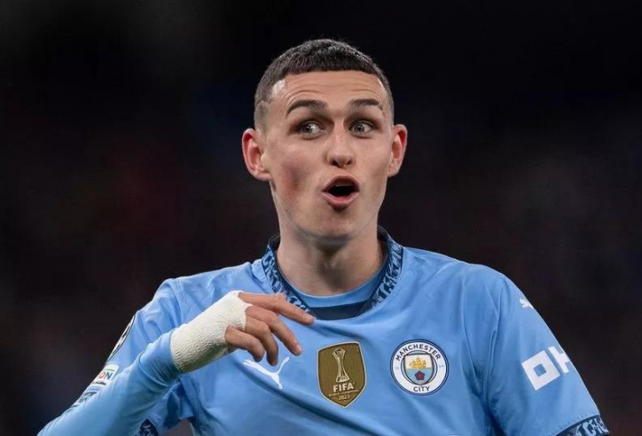 Nhận 'mưa gạch đá', Phil Foden mang cúp ra khoe