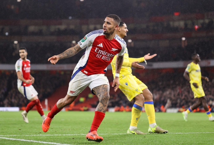 Gabriel Jesus lập hat-trick, Arsenal nhọc nhằn tiến vào bán kết Carabao Cup