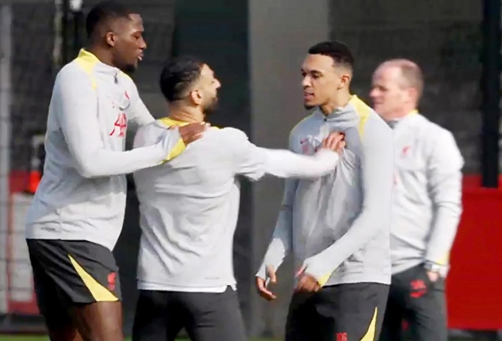 Salah và Arnold suýt 'tẩn nhau' trong buổi tập của Liverpool