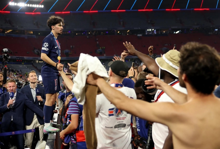 Vô địch C1, hàng ngàn fan PSG tràn xuống sân và phá vỡ khung thành