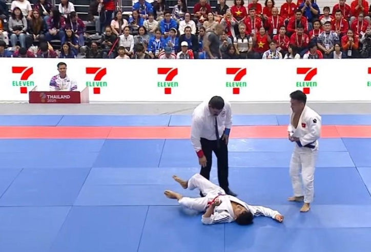 Đánh gục đối thủ, võ sĩ Việt Nam có hành động nhận 'mưa lời khen' tại SEA Games