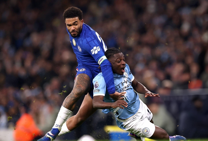 Mất điểm trước Chelsea, Man City gặp khó trong cuộc đua vô địch