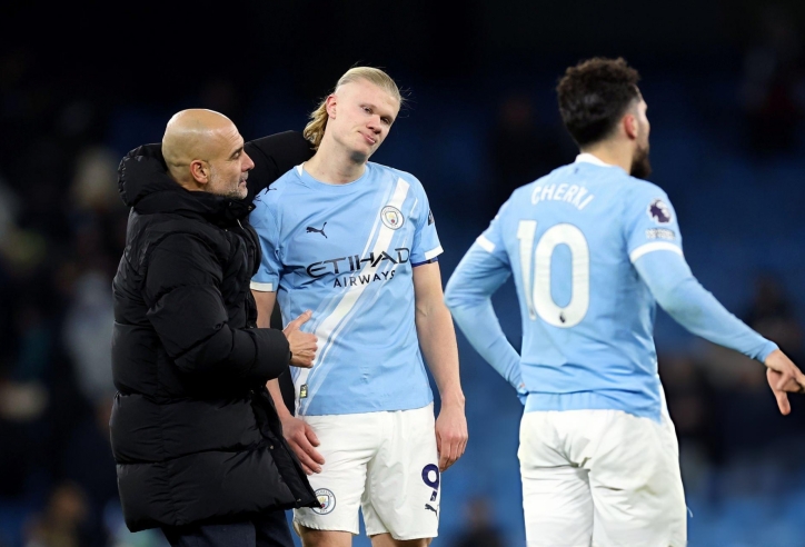 Man City hụt hơi trên Etihad, tự làm khó trong cuộc đua vô địch
