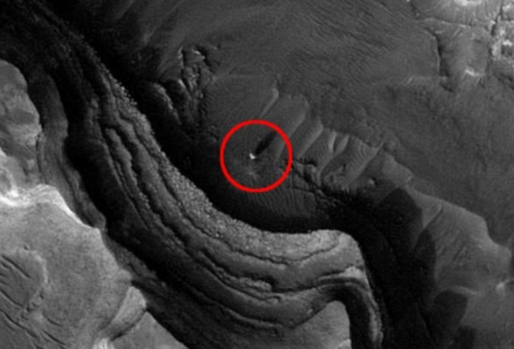 Vệ tinh NASA phát hiện dấu hiệu lạ trên sao Hỏa, loạt giả thuyết nổ ra
