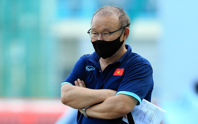 Trưởng đoàn bóng đá Thái Lan nhắm HLV Park Hang Seo vào 'ghế nóng'