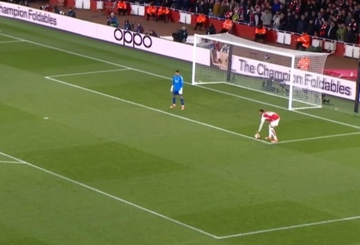 Gabriel dùng tay nhặt bóng trong vòng cấm, Arsenal vẫn thoát penalty