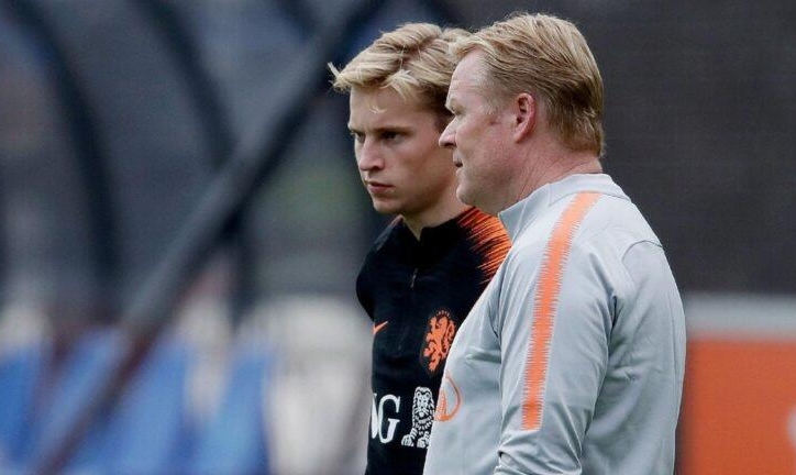 HLV Koeman cảnh báo Barca không nên mạo hiểm với De Jong