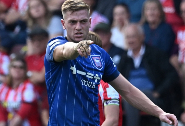 Arsenal bị chỉ trích vì để Chelsea giật được Liam Delap