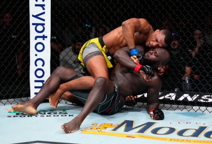 Kết quả UFC Fight Night: Đòn siết cổ tàn khốc, Almeida hạ knock-out Rozenstruik choáng váng