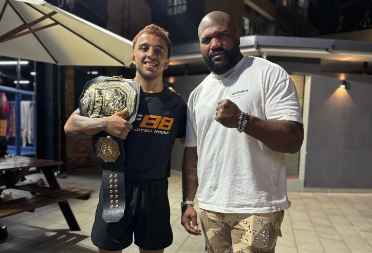 Nhà vô địch LION Championship chụp ảnh cùng nhà vô địch UFC