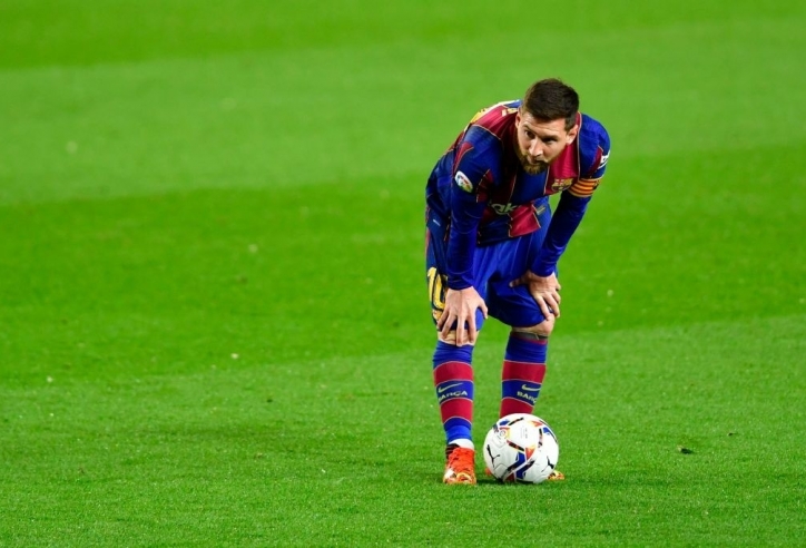 Messi vừa đá vừa 'run' trước Valladolid